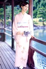 tips dan trik mendapatkan keuntungan bermain judi online Yuko mengenakan kimono bunga sakura merah muda dengan belati di pinggangnya